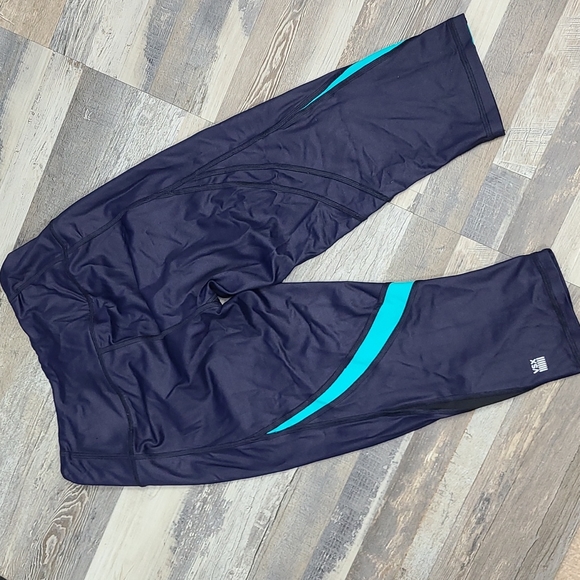 Victoria's Secret Knockout Crop - Picture 8 of 10